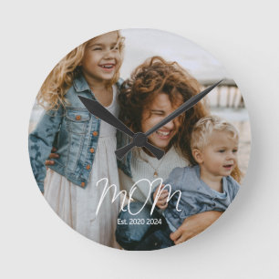 Mama hat modernes weißes Skriptfoto eingerichtet Runde Wanduhr