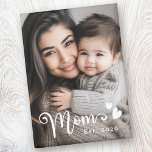 Mama-Herz-Overlay-Foto Magnet<br><div class="desc">Kühlschrankmagnet mit Ihrem benutzerdefinierten Foto und dem Text "Mama" in einem niedlichen Kalligraphieskript-Schriftart zusammen mit Herz und Jahr als weißes Overlay.</div>