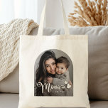 Mama-Herz-Overlay-Foto Tragetasche<br><div class="desc">Tote Tasche mit Ihrem individuellen Foto und dem Text "Mama" in einem niedlichen kalligraphischen Skript-Schriftart zusammen mit Herz und Jahr als leichter und Overlay.</div>