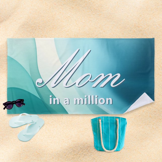 Mama in einer Million Eleganter Aqua Muttertag Strandtuch (A chic beach towel with 'Mom in a million' slogan in white script on a turquoise abstract background)