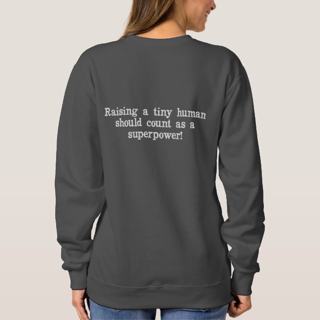 Mama ist 2026 besticktes sweatshirt (Rückseite)