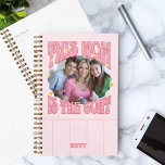 Mama ist das Foto der Ziege Rosa Retro Planer<br><div class="desc">Foto Geschenk für Mama von ihren Kindern oder Kindern, um ihr lassen, dass sie die Bestste aller Zeiten ist! Fun Retro-Design mit trendiger Typografie, Liebe Herz und Vintage Farbpalette. Verwenden Sie die Personalisierungsvorlage, um Ihr Foto hinzuzufügen und sich an die Perfektion anzupassen, und dann können Sie die Farbpalette im Designwerkzeug...</div>
