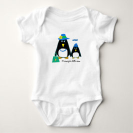Mama ist ein kleiner Mann. Kleine Penguin Baby Bod Baby Strampler