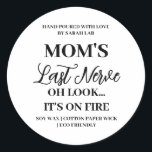 Mama letzte Nerve Funny Mama Aufkleber Candle Labe<br><div class="desc">Fügen Sie Ihren Geschenken eine Touch Spaß mit diesem unglaublich witzig Aufkleber "Mama Last Nerve" hinzu! Dieses witzige Design ist perfekt für das Kennzeichnen von Kerzen, Geschenkboxen oder Geschenken, und bringt jedem Mama ein Lächeln ins Gesicht. Egal, ob Sie ein Muttertagsgeschenk, eine Geburtstagskarte oder eine lustige Art gewollt haben, Mama-Leben-Kämpfe...</div>