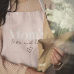 Mama Liebe & Hugs Pink | Niedliches Muttertagsgesc Schürze<br><div class="desc">Mit dieser rosa Schürze "Mama's Liebe & Hugs" können Sie Mama kochen, backen oder grillen! Diese charmante und prachtvolle Schürze ist mit Liebe gestaltet und ist ideal für Mütter, die Wärme und Freude in der Küche bringen. Das weiche pastellrosa Design verleiht der Touch eine süße und elegante Note und macht...</div>