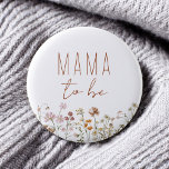 Mama Mama zu Wildblume Kinderdusche Button<br><div class="desc">Feiern Sie die strahlende Mama-to-be mit unserer Wildblume Baby Shower Terracotta Mama-to-Be Button, einem charmanten und herzlichen Accessoire, das Ihren Babyduschfestlichkeiten eine Touch von Naturschönheiten verleiht. Dieser Knopf ist sorgfältig mit feinen Illustrationen der Wildblume vor einer warmen Terrakotta-Kulisse entworfen, die das Wesen der großen Außenwelt einfangen. Die Wörter "Mama to...</div>