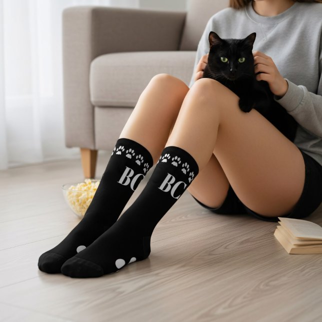 Mama Monogramm Schwarz-Weiß-Paw-Drucksocken Socken (Socks for the cat mom (or cat dad) Add your initials)