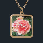 Mama Riesenrosa Rose Nah-up Foto Individuelle Name Vergoldete Kette<br><div class="desc">"Mama." Ein nahes Foto einer sanft leuchtenden rosa Rose gegen dunkelgrünes Blattwerk will zum "Stoppen und Riechen der Blume". Entspannen Sie sich und inhalieren Sie die Schönheit dieses Fotos, wenn Sie diese atemberaubende, schöne Fotografie personalisierten Namen charme Halskette tragen. Diese Halskette ist in kleinen, mittleren und großen Größen sowie in...</div>
