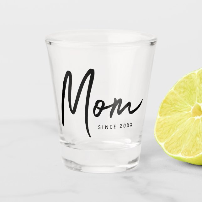 Mama seit 20XX Moderner, einfacher Chic Schnapsglas (Vorderseite)