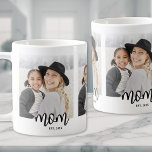 Mama: Skript-Foto-Geschenk eingerichtet Kaffeetasse<br><div class="desc">Einfache Mama Personalisierte klassische Kaffee-Tasse. Feiern Sie die Mutterschaft mit diesem minimalistischen Design mit dem Wort "Mutter" in einem kleinen Serif-Schriftart unten rechts für einen warmen und spielerischen Look. Ein weißes Band verläuft unten, wo sich der Text zwischen Weiß und Foto überschneidet, um eine saubere, moderne Touch zu gewährleisten. Ein...</div>