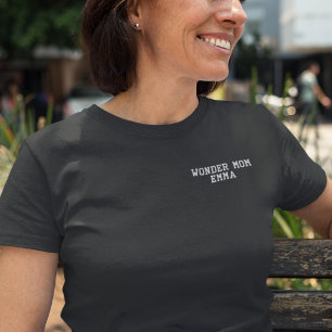 Mama Typografie, Spaß, einfach, modern, kundenspez Besticktes T-Shirt