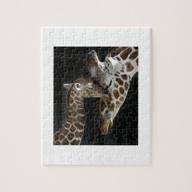 Mama-und Baby-Giraffen-Umarmung (Vertikal)