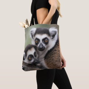 Mama und Baby Lemur Cuddling, Tasche