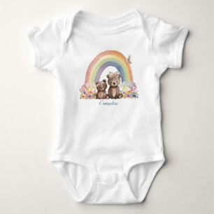 Mama und Babybär in Blumen unter einem Regenbogen Baby Strampler