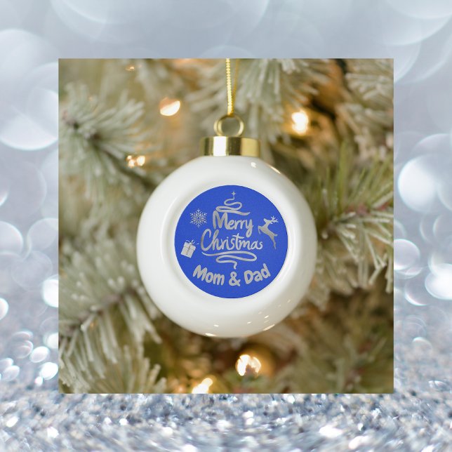 Mama und Vater Frohe Weihnachten Silber auf Blau | Keramik Kugel-Ornament (Von Creator hochgeladen)