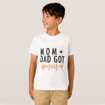 MAMA VATER GOT #MARRIED! T-Shirt<br><div class="desc">MAMA VATER GOT #MARRIED! Ein Spaß, moderner grafischer Typografieentwurf. Mit Goldeffekt-Skripttext und einem modernen # instagram insta hashtag werden Sie diesen T - Shirt lang nach den Flitterwochen tragen. Teil einer Sammlung.</div>