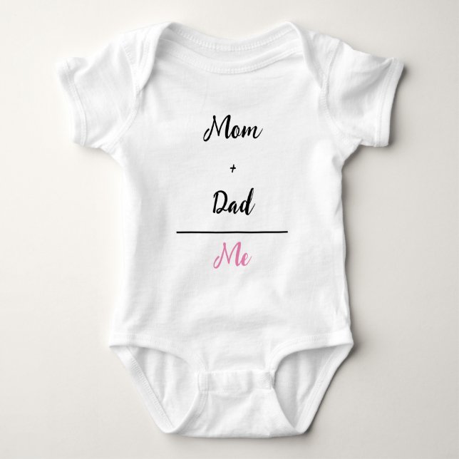 Mama + Vater = Me White Baby Girl Bodysuit Baby Strampler (Vorderseite)