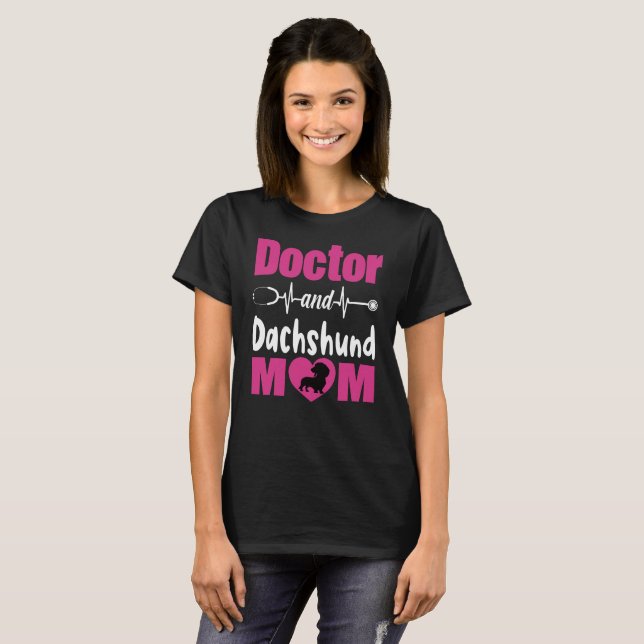Mama von Ärzten und Dackeln T-Shirt (Vorne ganz)