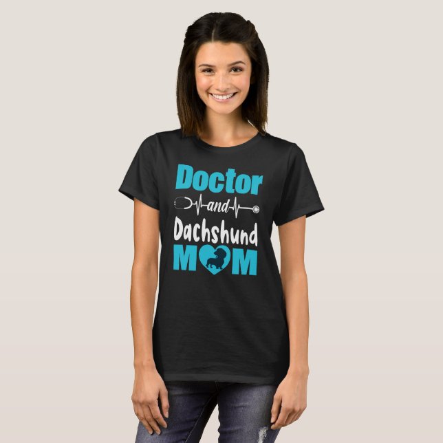 Mama von Ärzten und Dackeln T-Shirt (Vorne ganz)