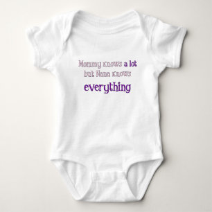 Mama weiß viel, aber Nana weiß alles Creepr Baby Strampler