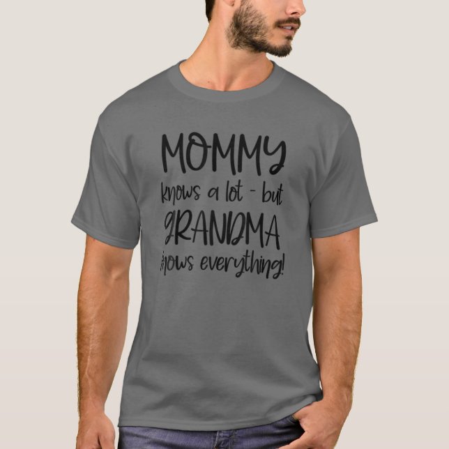 Mama weiß viel, aber Oma weiß alles T-Shirt (Vorderseite)