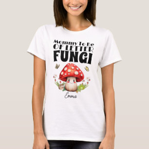 Mama wird von einer kleinen Pilzspuschendusche T-Shirt