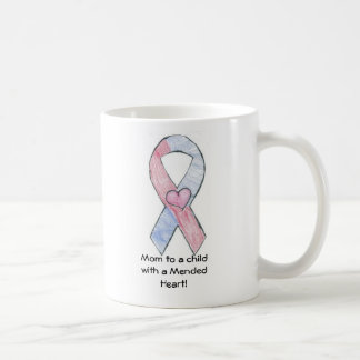 Mama zu einem Kind mit einem ausgebesserten Kaffeetasse