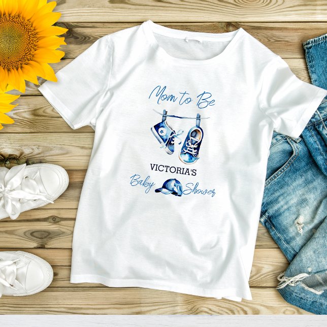 Mama zu sein Es ist eine junge blaue Babyschuhe Ba T-Shirt (Mom to be baby shower t-shirt cute baby sneakers and sports cap boy baby shower photo props)