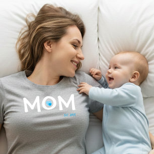 Maman a établi un T-shirt bleu à double cœur niché