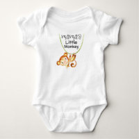 Mamas kleine Affen-Babykleidung, die Zuhause kommt