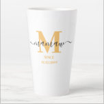 Mamaw Elegant Script Monogram Sunny Yellow  Milchtasse<br><div class="desc">Letzte Tasse für ein neues oder langjähriges Memo! die Sie mit dem Datum, an dem sie eine Großmutter wurden, personalisieren können. Dieses trendige minimalistische Design hat eine sonnige Farbpalette aus goldgelb, schwarz und weiß. Es hat ein Mamaw Monogramm, mit dem Anfangsbuchstaben M und dem Namen mamaw, geschrieben in moderner Typografie...</div>