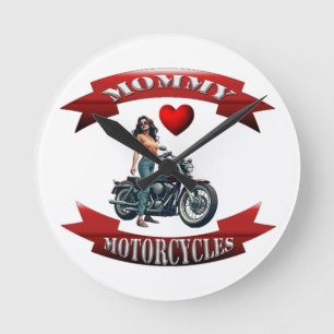 Mami liebt Motorräder Runde Wanduhr