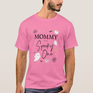 Mami von Frauen, die das geile Mädchen zum ersten T-Shirt