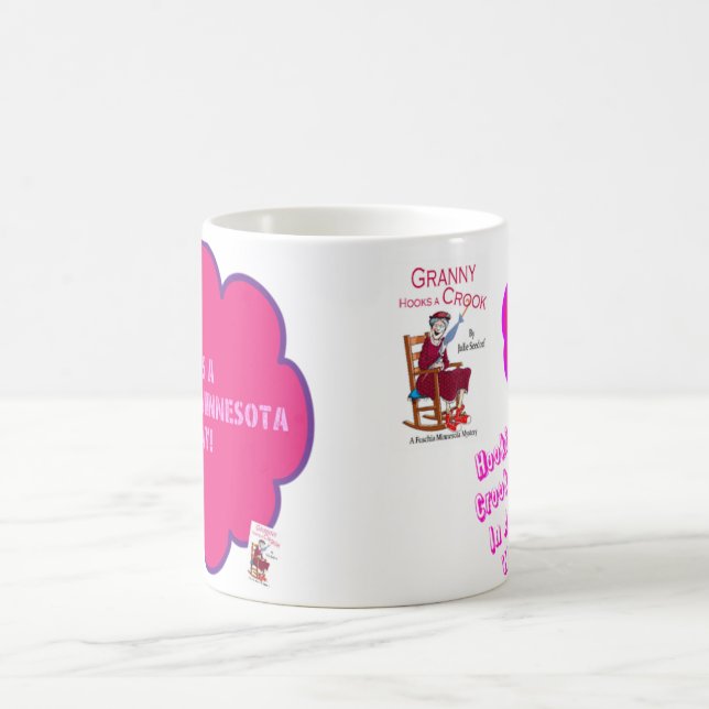 Mamie de mamie accroche une tasse d'escroc (Centre)