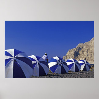 Man and Beach Umbrellas, Santorini (Griechenland) Poster