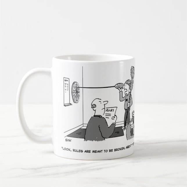 Man betrügt beim Spielen von Darts Kaffeetasse (Links)