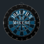 Man Cave Individuelle Name Dartscheibe<br><div class="desc">Farbiger Hintergrund mit individuelle Name- und Menschenhöhle in der Mitte des Brettes. Andere Farben sind im Shop erhältlich.</div>