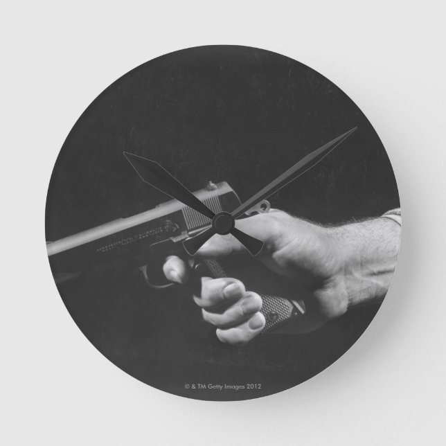 Man Holding Gun Runde Wanduhr (Vorderseite)