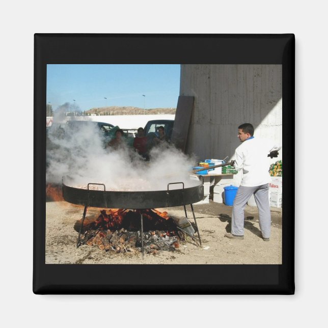 Man kocht eine riesige Paella - Magnet (Vorne)