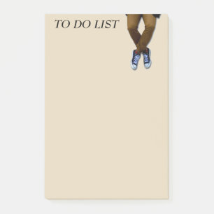 Man Legs sitzt auf Tan Notes Post-it Klebezettel