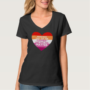 Man liebt You Materie (lesbisches Flaggenherz) T-Shirt