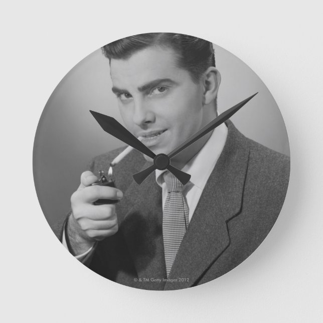 Man Lighting Cigarette Runde Wanduhr (Vorderseite)