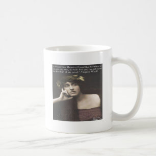 Man muss die Brille abnehmen, hinter der man die W Kaffeetasse