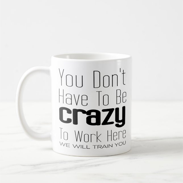 Man muss nicht verrückt sein, um hier zu arbeiten kaffeetasse (Links)