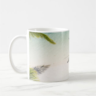 Man surft am Strand Kaffeetasse