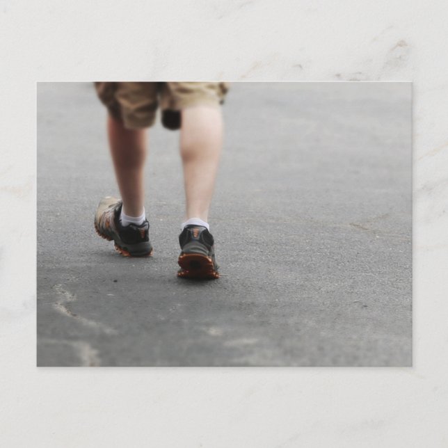 MAN WALKING POSTKARTE (Vorderseite)
