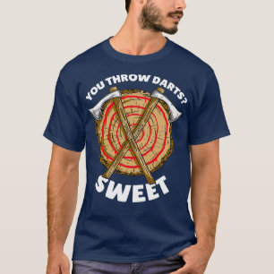 Man wirft also Darts Ax, indem man 2 wirft T-Shirt