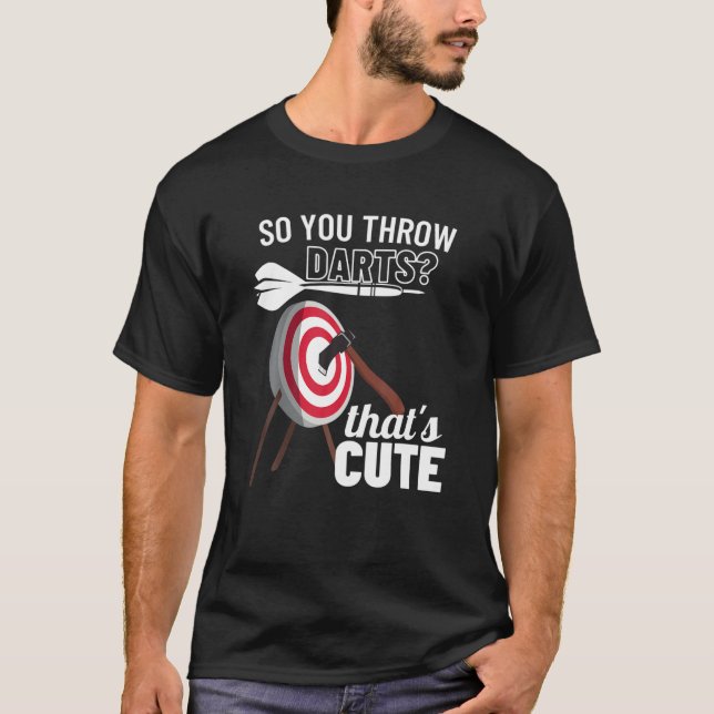 Man wirft also Darts, die Niedlich zum Herumwirbel T-Shirt (Vorderseite)