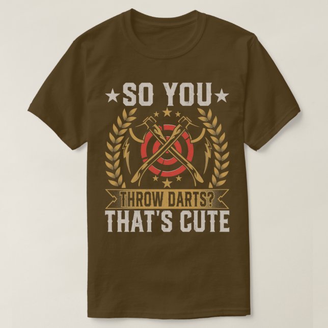 Man wirft also Darts Thatx27s Niedlich Funny Ax Th T-Shirt (Design vorne)