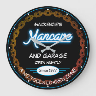 Mancade und Garage Name Datumskette Blau auf schwa Große Wanduhr